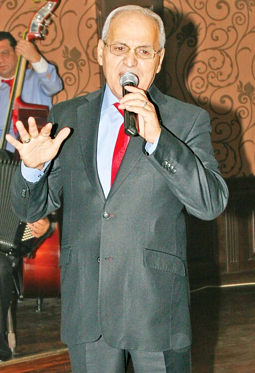 
    Cântăreţul a fost de neclintit din faţa apartului de jocFoto: Blitz  