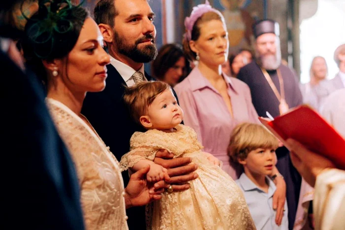 Nicolae si Alina ai Romaniei alături de fina lor foto Facebook  jpg jpg