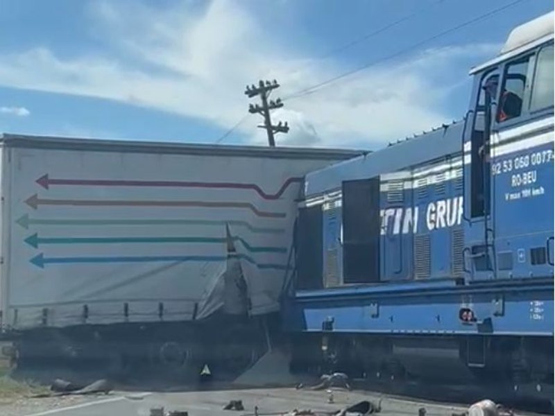 Accident între o locomotivă şi un autotren încărcat cu azotat de amoniu