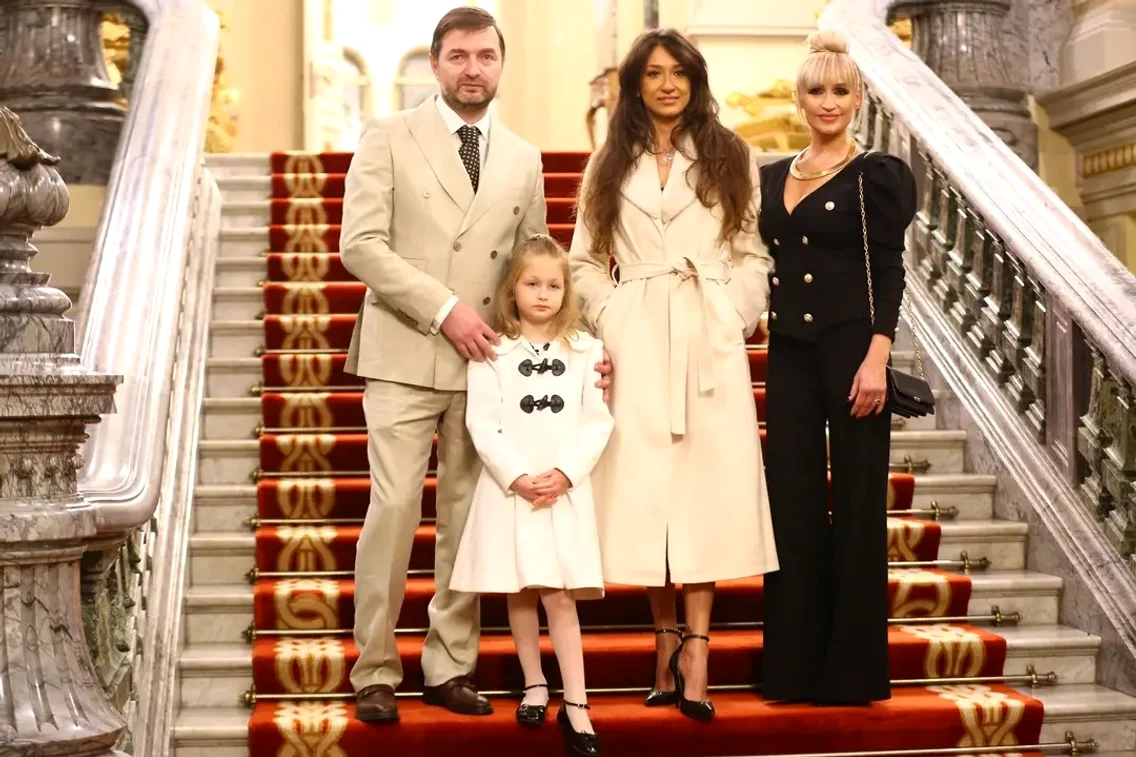 Ioana Dichiseanu, alături de soțul ei, Adrian Artene, mama sa, Simona Florescu, și micuța Anastasia