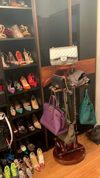 Anamaria Prodan are pantofi şi genţi pentru o armată de femei