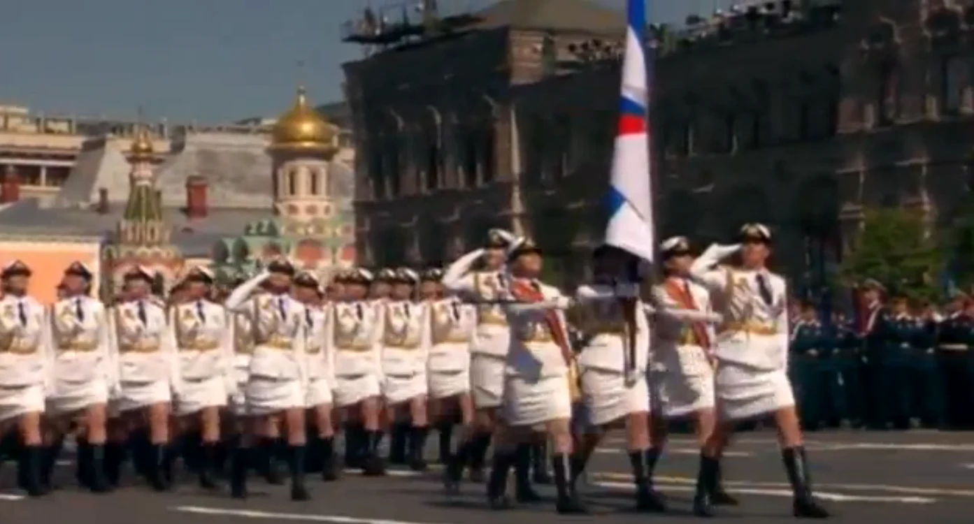 Frumoasele femei au defilat în formație perfectă spre deliciul lui Vladimir Putin