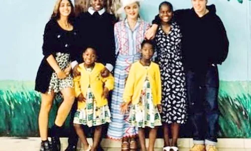 Madonna are 2 copii biologici, Lourdes, de 22 de ani, şi  Rocco, de 18, şi 4 adoptivi, David Banda, de 13 ani,  Mercy James, de 12 ani, şi gemenele Estere şi Stella de 5 ani jpeg