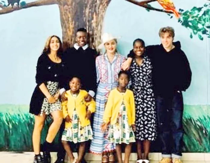 Madonna are 2 copii biologici, Lourdes, de 22 de ani, şi Rocco, de 18, şi 4 adoptivi, David Banda, de 13 ani, Mercy James, de 12 ani, şi gemenele Estere şi Stella de 5 ani