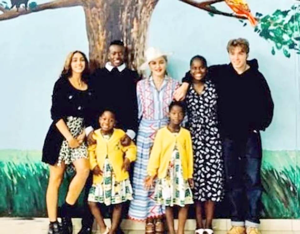 Madonna are 2 copii biologici, Lourdes, de 22 de ani, şi  Rocco, de 18, şi 4 adoptivi, David Banda, de 13 ani,  Mercy James, de 12 ani, şi gemenele Estere şi Stella de 5 ani