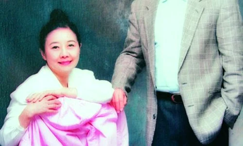 Nina Wang împreună  cu ghicitorul Tony  Chan, în anul 1999 jpeg