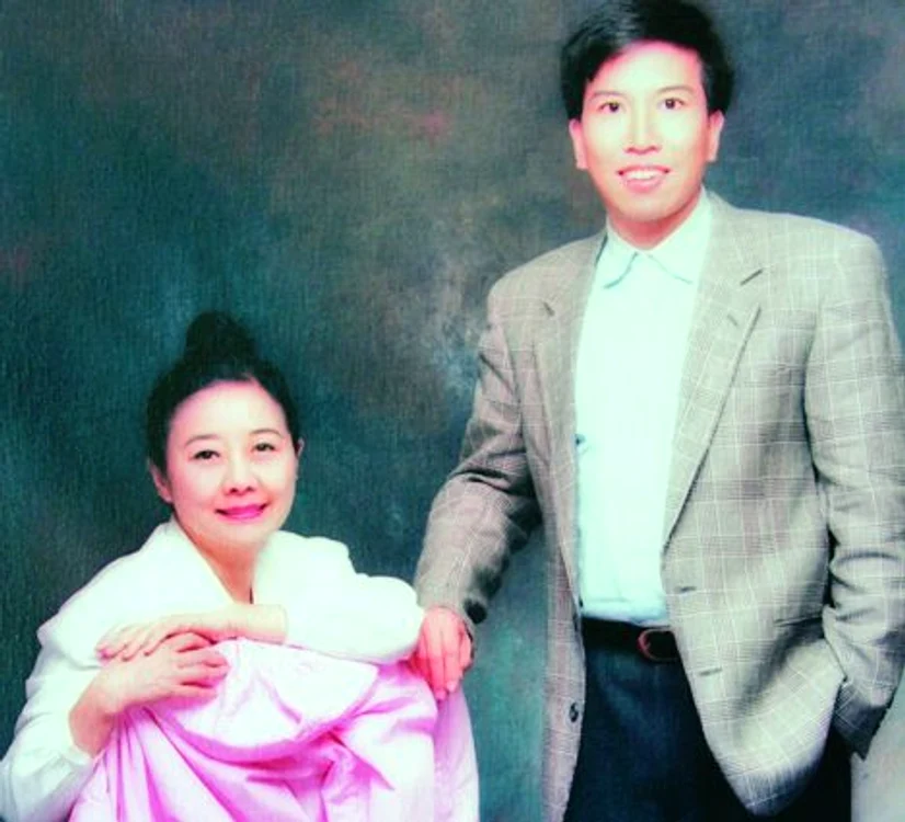 Nina Wang împreună cu ghicitorul Tony Chan, în anul 1999
