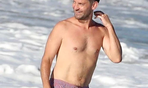 Tobey  s a hârjonit  în valuri jpeg