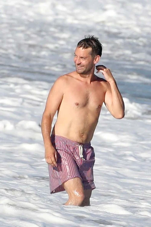 Tobey s-a hârjonit în valuri