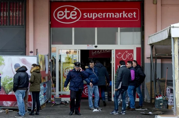 Trecători strânşi în faţa supermarketului jefuit. FOTO La Repubblica