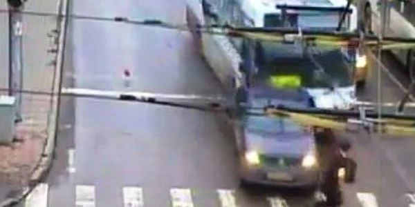 VIDEO Noroc chior: 19 maşini spulberate de un autobuz rusesc, nicio victimă
