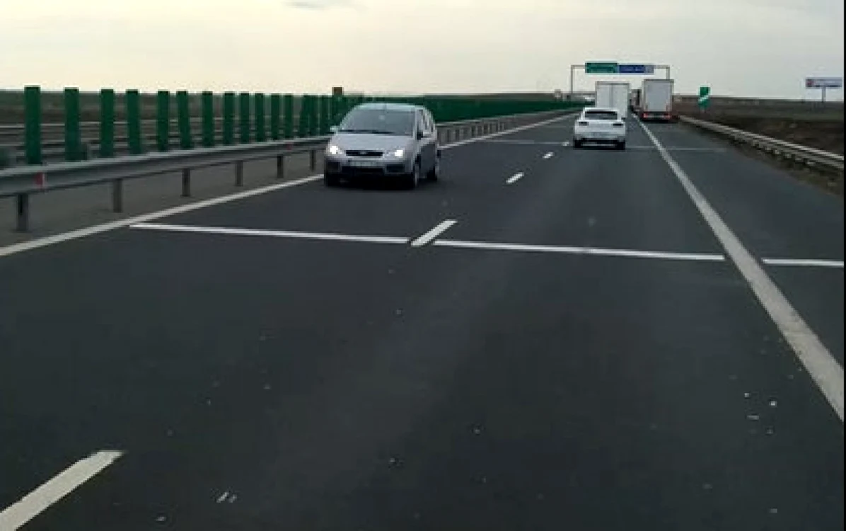 Şoferul a intrat pe sens interzis. FOTO: captură video Alecs VW / Facebook.