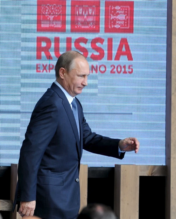 Putin merge cu mâna lipită de corp