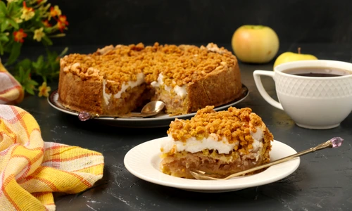 Tort cu mere si bezea  Sursa foto shutterstock 1181708962 jpg