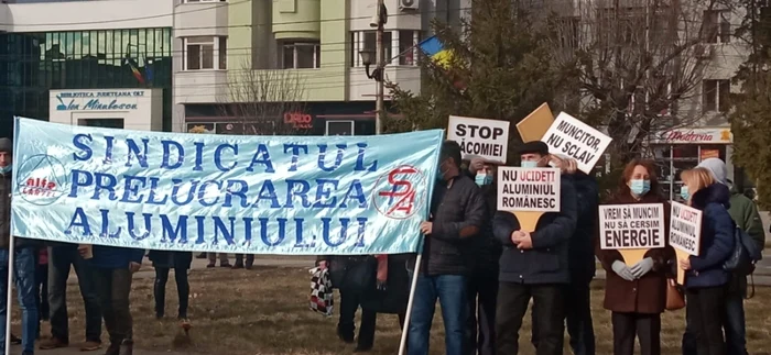 protest al angajaţilor alro slatina în faţa prefecturii olt - foto theo truşcă