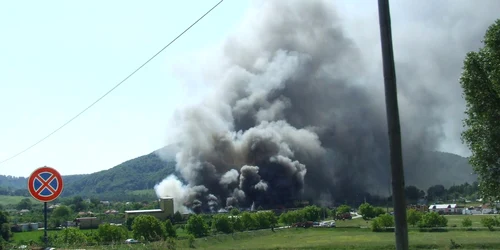 Turiştii cazaţi la o pensiune de pe Valea Lotrului au fost evacuti din cauza unui incendiu (foto arhiva)