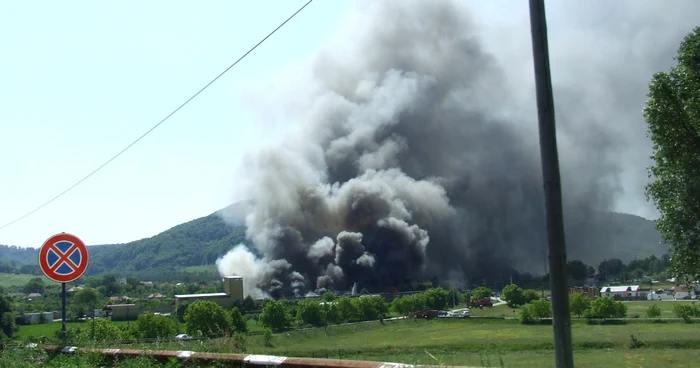 Turiştii cazaţi la o pensiune de pe Valea Lotrului au fost evacuti din cauza unui incendiu (foto arhiva)