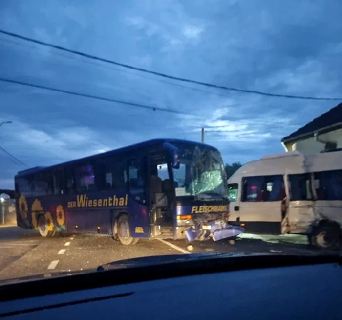 Accident în localitatea Runcu, Gorj. Opt persoane rănite. Foto: facebook