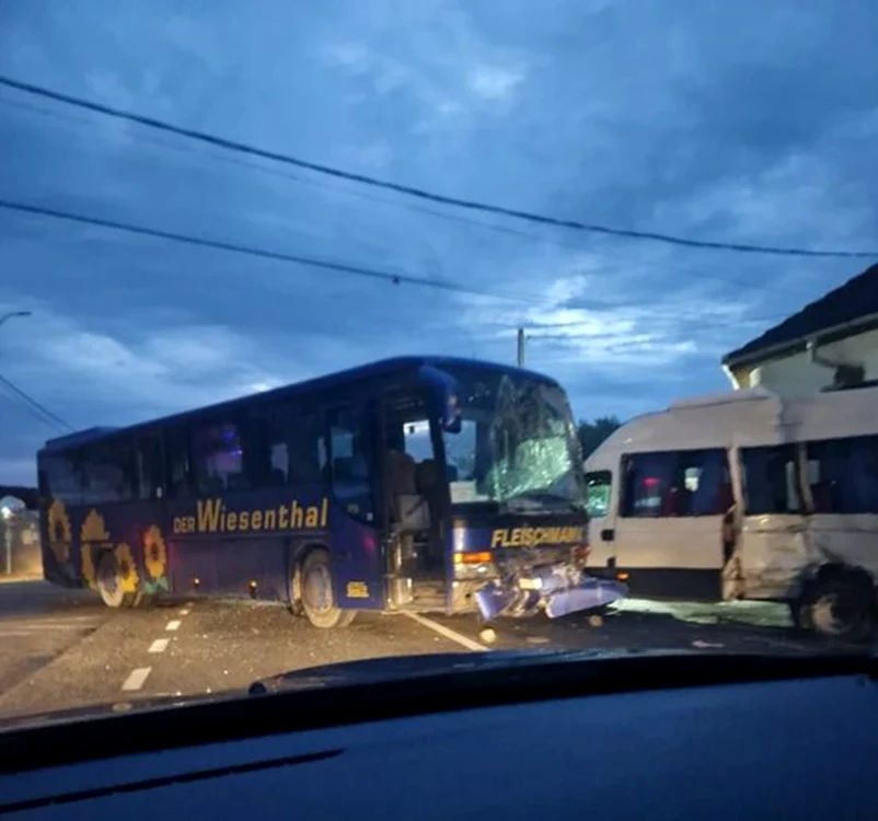 Accident în localitatea Runcu, Gorj. Opt persoane rănite. Foto: facebook