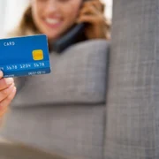 Femeie vorbeste la telefon - plata telefon- card  FOTO Shuttestock 