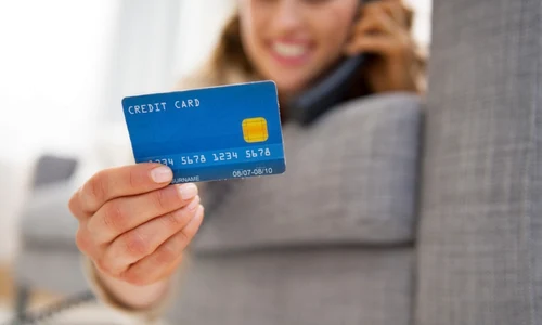 Femeie vorbeste la telefon - plata telefon- card  FOTO Shuttestock 