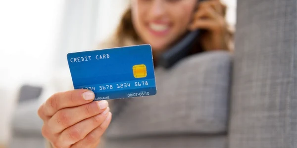 Femeie vorbeste la telefon - plata telefon- card  FOTO Shuttestock 