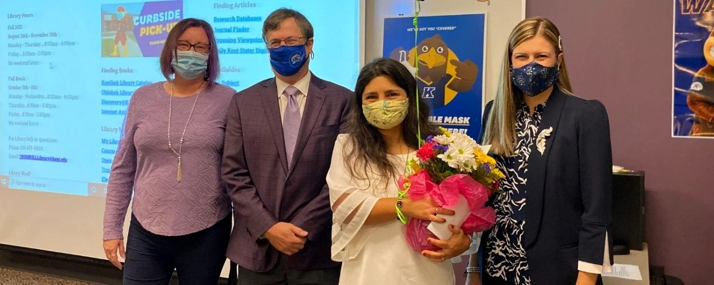 Ana Maria Wetzl, în alb, alături de câţiva dintre colegii de la Universitatea Kent FOTO: arhiva personală