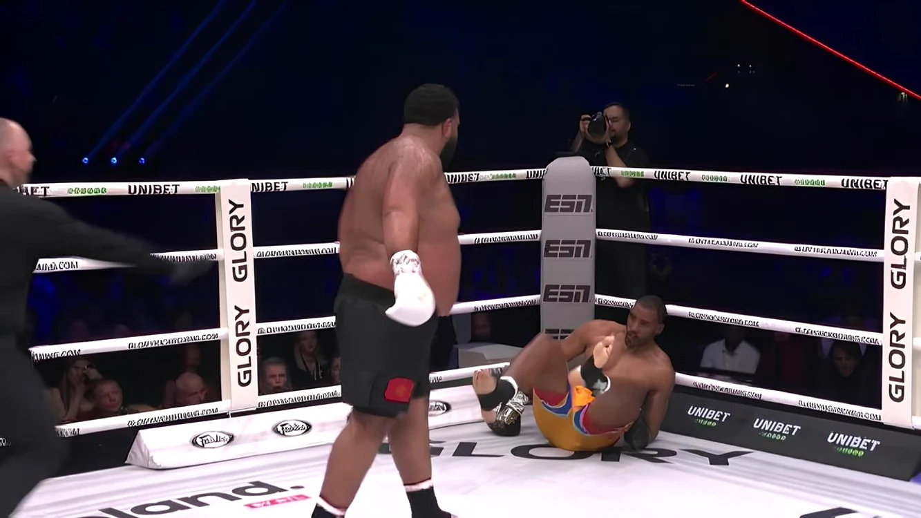 Benny Adegbuyi, pus la podea de sportivul marocan. Foto glorykickboxing