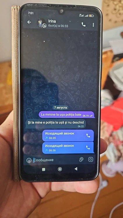 Unii dintre suspecți nu vor să deschidă ușa poliștilor. FOTO: Telegram