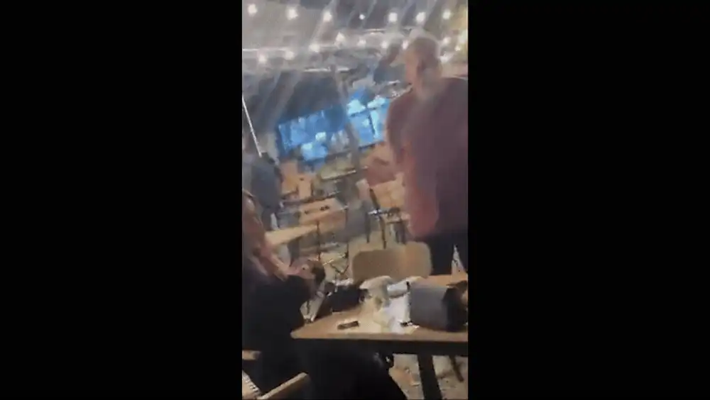 O femeie îl acuză pe artistul Adrian Pleșca, alias „Artan”, că i-a hărțuit fiica de 18 ani la un eveniment. Organizator: „Mai face așa ceva”