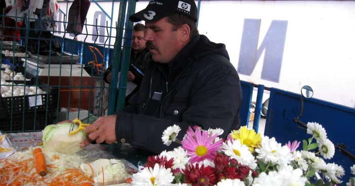 Bărbatul tăia varză în faţa curioşilor