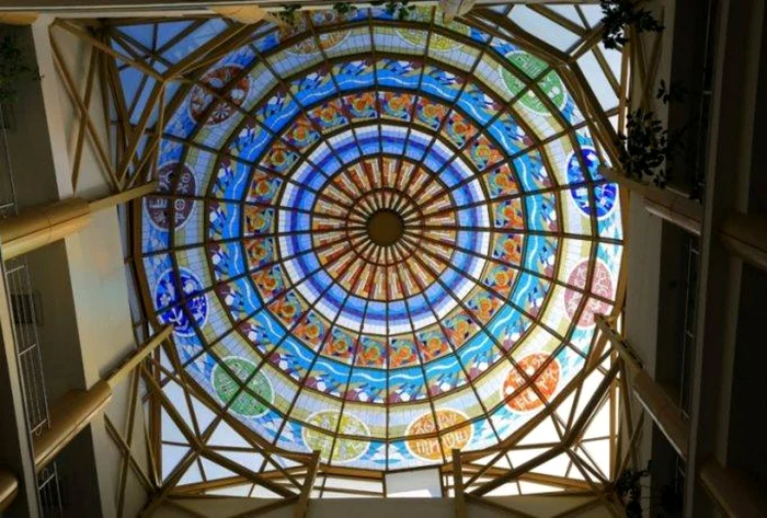 Cupola - vitraliu unică a BIbliotecii Vâlcene Foto Adevărul