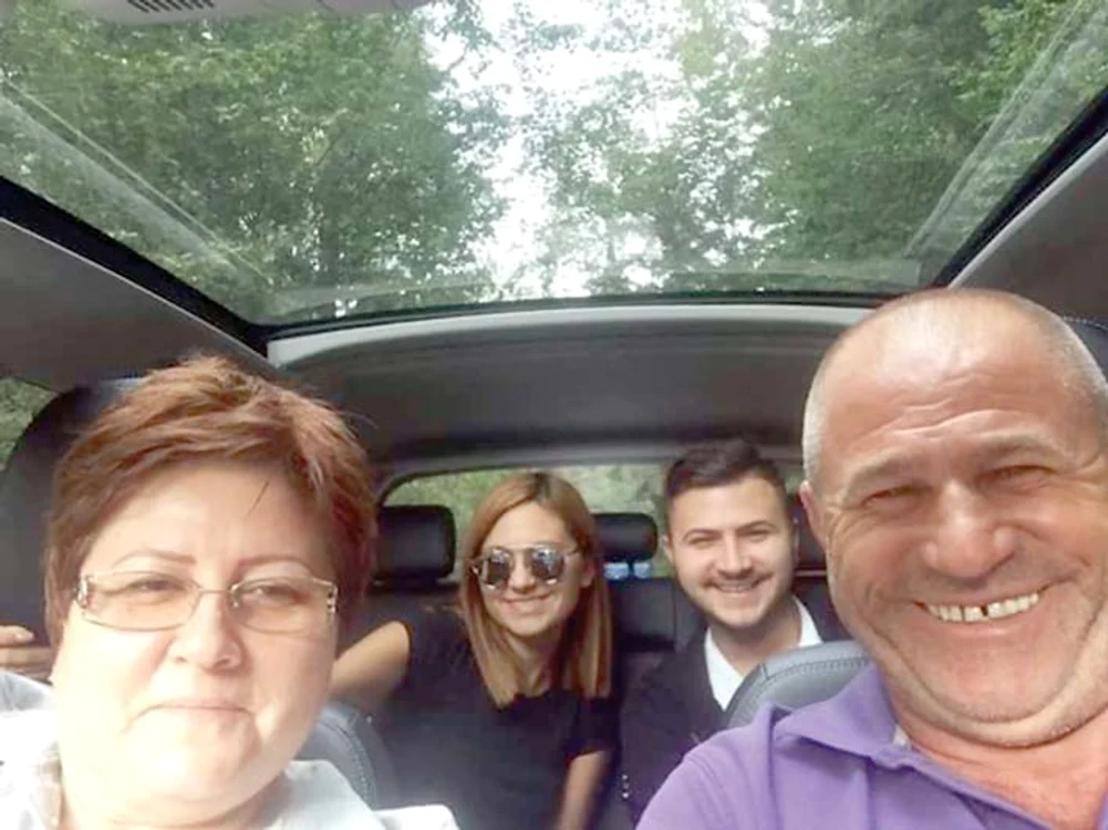 Nea Raţă, alături de soţie şi cei doi copii, în vacanţă