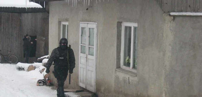 Poliţiştii au efectuat zece percheziţii în această dimineaţă. Foto: Sandrinio Neagu