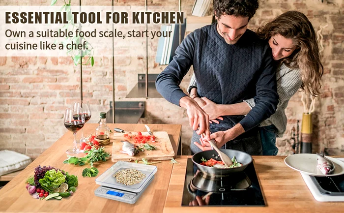 Cântar electronic de bucătărie într-o bucătărie în care gătește fericit un cuplu Sursă Amazon com