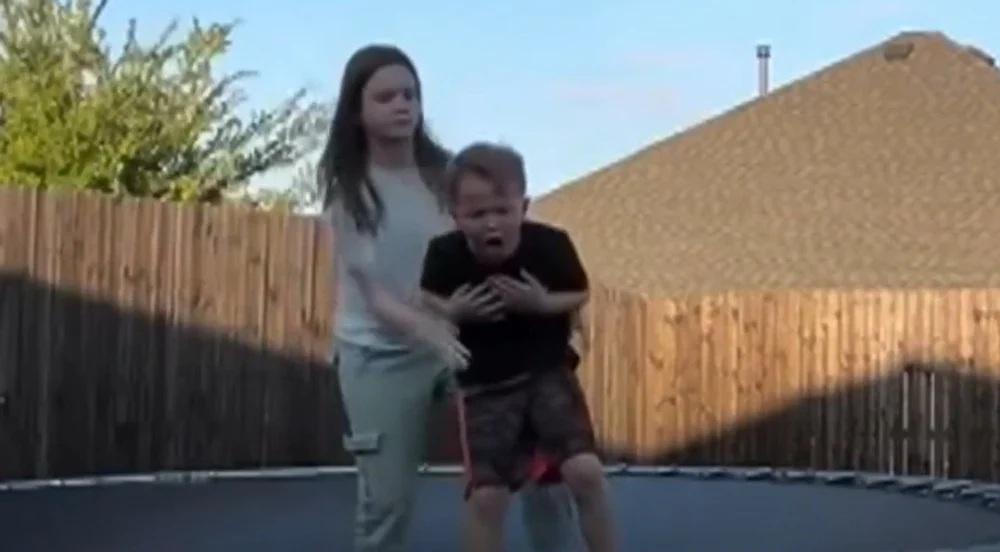 Momentul viral în care o fetiță de 10 ani și-a salvat fratele care s-a înecat cu mâncare. Reacția mamei: „A fost ca un înger păzitor”