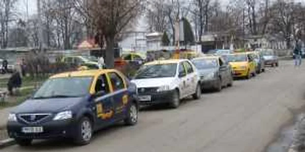 Două firme de taxi, din cele nouă existente în Ploieşti, au scăzut tarifele de zi şi de noapte 