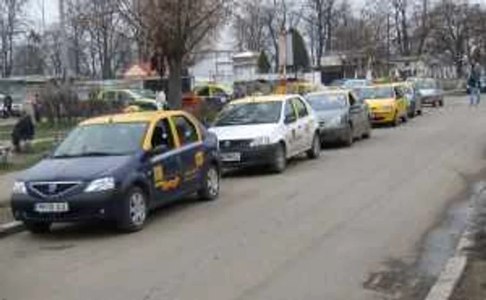 Două firme de taxi, din cele nouă existente în Ploieşti, au scăzut tarifele de zi şi de noapte 