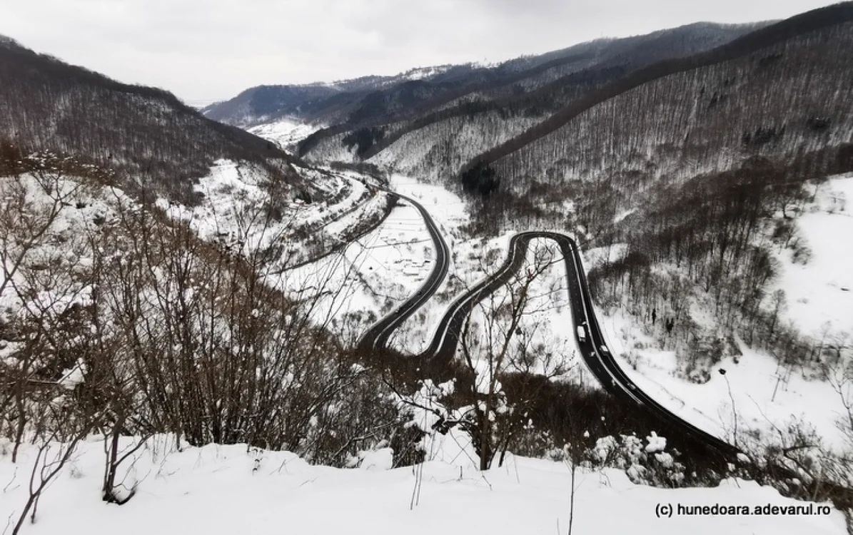 Drumul spre Valea Jiului, de la poalele Cetăţii Băniţa. FOTO: Daniel Guţă. ADEVĂRUL