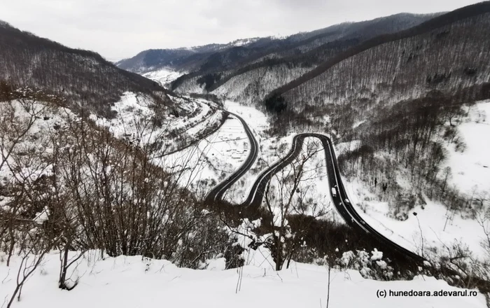 Drumul spre Valea Jiului, de la poalele Cetăţii Băniţa. FOTO: Daniel Guţă. ADEVĂRUL