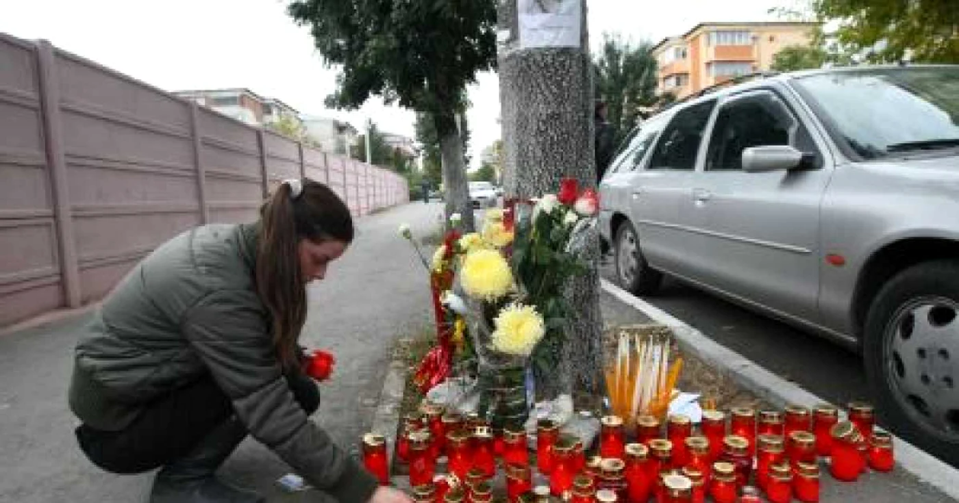 Tinerii îl plâng pe Andrei şi aprind o lumânare pentru sufletul său curat