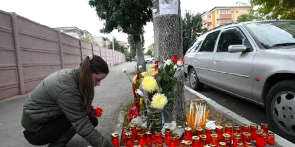 Tinerii îl plâng pe Andrei şi aprind o lumânare pentru sufletul său curat