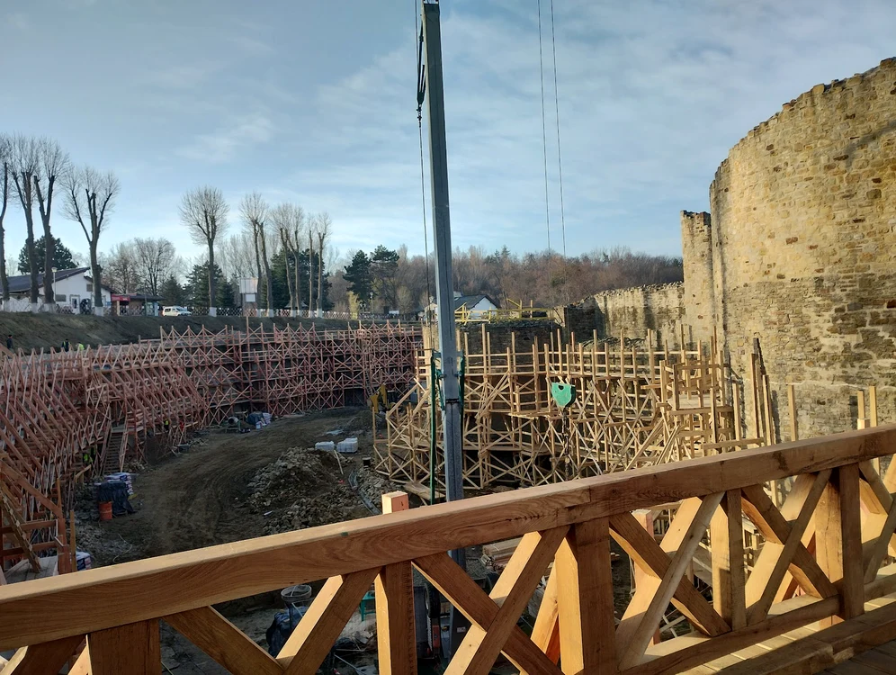 Cetatea este înconjurată în prezent de schele FOTO Muzeul Național al Bucovinei