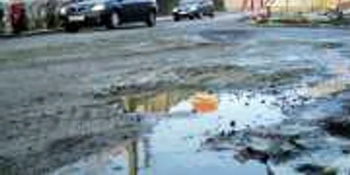 Şoferii reşiţeni sunt incomodaţi de gropile din oraş