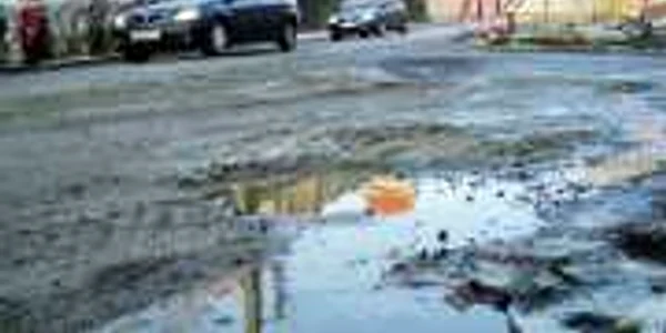 Şoferii reşiţeni sunt incomodaţi de gropile din oraş
