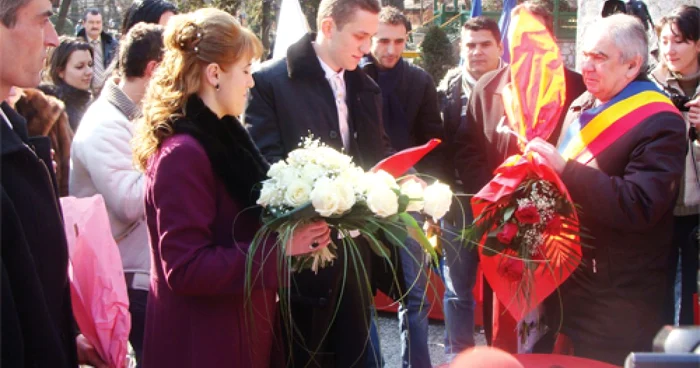 Primarul Florin Cârciumaru este cel care a iniţiat tradiţia căsătoriilor la Poarta Sărutului. FOTO: AI