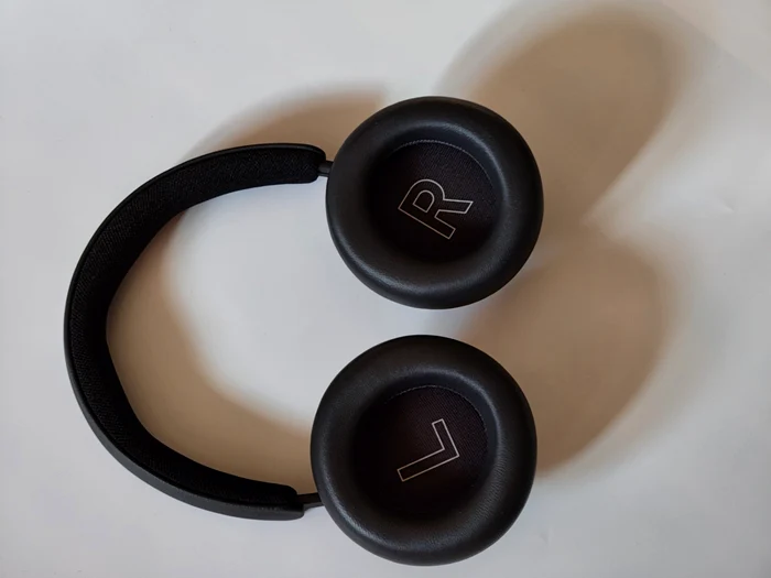 Casti de gaming wireless Bang & Olufsen Beoplay Portal FOTO Adrian Pogîngeanu