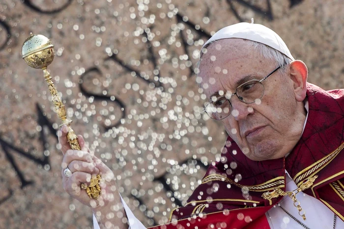 Papa Francisc slujeşte în timpul Liturghiei din Duminica Floriilor în Piaţa Sfântul Petru din Vatican FOTO EPA – EFE / Angelo Carconi