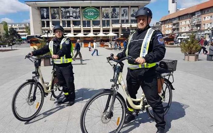 Poliţiştii locali suceveni au început să folosească bicicletele electrice FOTO Oana Şlemco