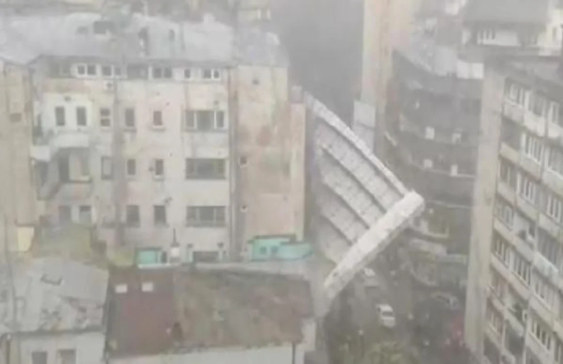 Momentul în care s-a desprins schela de pe blocul de pe Stirbei Vodă Captură video